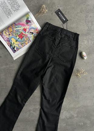 Стильные черные джинсы клеш от prettylittlething8 фото