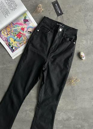 Стильные черные джинсы клеш от prettylittlething6 фото