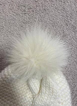 Біла жіноча білосніжна зимова тепла вʼязані шапка з помпоном ugg5 фото