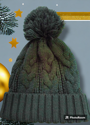Женская шапка вязаная косами с бубоном темно-зеленого цвета1 фото