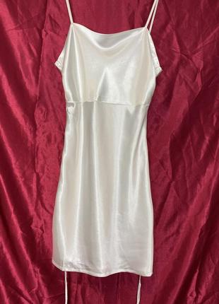 Идеальное молочное белое платье ночнушка комбинация атласная шелковая на бретелях мини с затяжками по боках