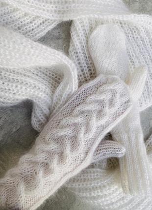 Белая шапочка пушистая молочная бежевая такори перчатки ручная работа шарфик вязаный6 фото
