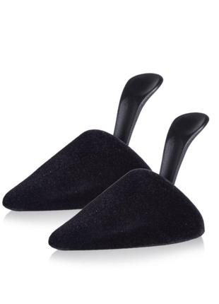 Формодержатели с пластиковой ручкой kaps komfort sneakers, черные - изготовлены из пены, имеют мягкое бархатное покрытие. формодержатели