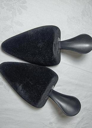 Формодержатели с пластиковой ручкой kaps komfort sneakers, черные - изготовлены из пены, имеют мягкое бархатное покрытие. формодержатели2 фото