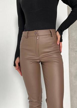 Матові шкіряні жіночі джинси штани на флісі стильні теплі зимові5 фото