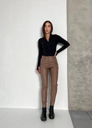 Матові шкіряні жіночі джинси штани на флісі стильні теплі зимові7 фото