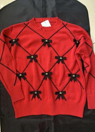Свитер gucci в красном оттенке с изысканными бантиками — ваш выбор стиля и элегантности