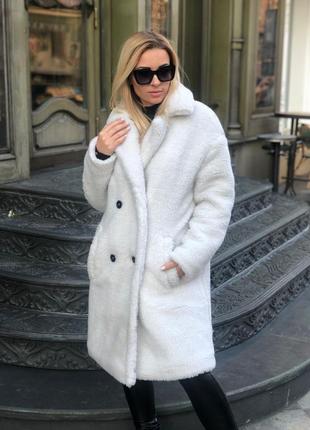 Пальто женское из меха оверсайз теплое на пуговицах с карманами качественное стильное трендовое белое7 фото