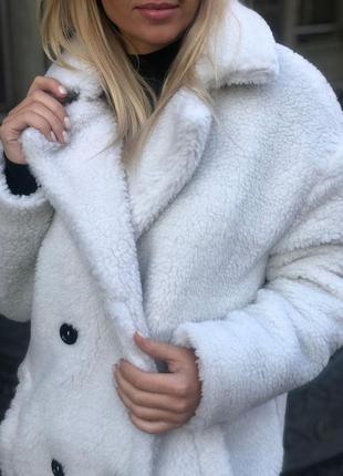 Пальто женское из меха оверсайз теплое на пуговицах с карманами качественное стильное трендовое белое3 фото