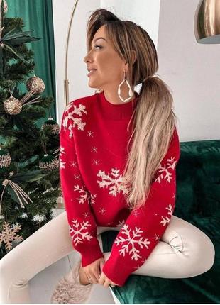 Жіночий стильний новорічний светр з сніжинками1 фото