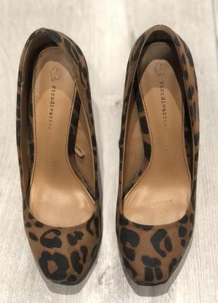 Леопардовые туфли на высоком каблуке