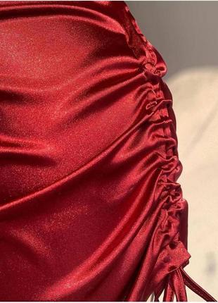 Невероятное шелковое платье-мини с затяжками по бокам на тонких бретельках с декольте по фигуре вечерняя3 фото