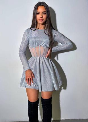 Блискуча сукня