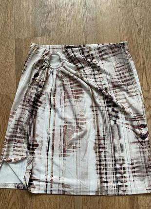 Облегающая мини юбка с разрезом и кольцом на талии в принт4 фото