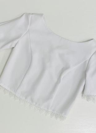 Біла блузка з мереживом