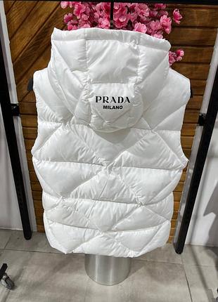 Женская жилетка prada в белом цвете2 фото