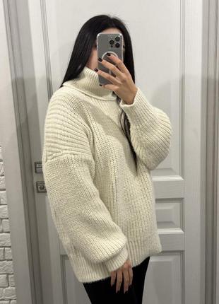 Теплый вязаный молочный свитер с горлом белый2 фото