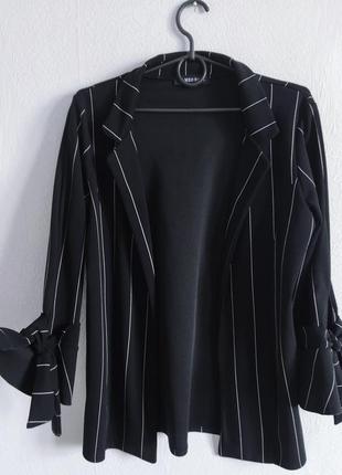 Актуальний жакет піджак у смужку з красивими рукавчиками