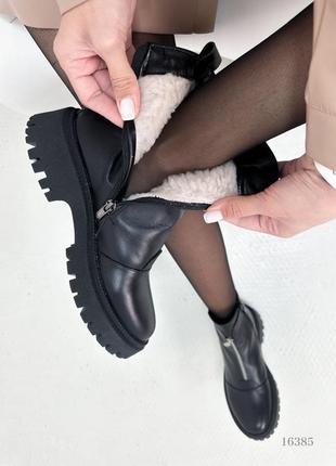 Женские ботинки с молнией черные кожаные на меху10 фото
