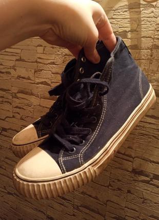 Кеди з дефектами