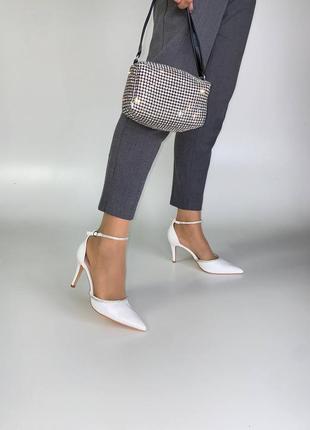 Шикарные туфли лодочки со стразами