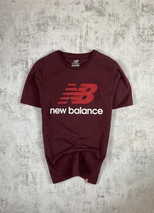 Легендарний стиль: бордова футболка new balance з великим логотипом