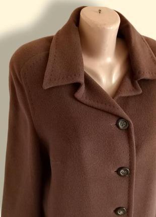 Красивое, комфортное пальто в коричневом цвете.7 фото