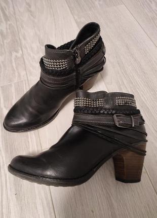 Стильні модні чобітки - козаки з аксесуарами