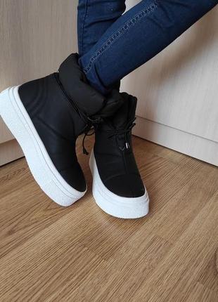 Дутики на високій білій підошві