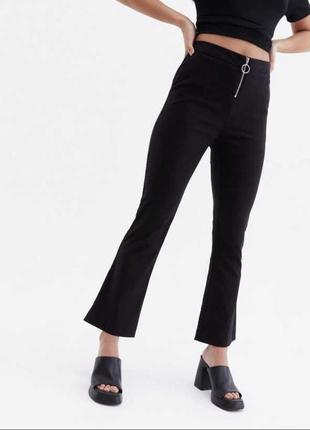 Стрейчевые миниатюрные черные брюки-клеш на молнии new look petite размер xs 422 фото