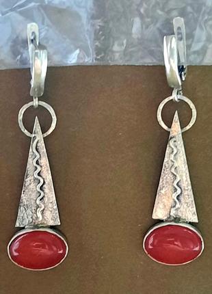 Дизайнерские серебряные эксклюзивные стильные авангардные серьги с настоящим красным нефритом1 фото