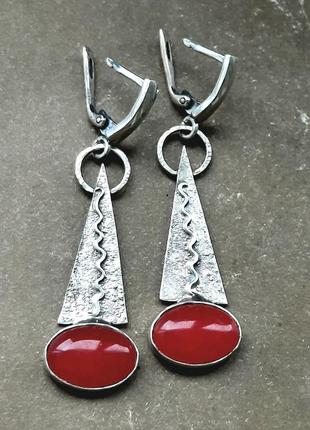 Дизайнерские серебряные эксклюзивные стильные авангардные серьги с настоящим красным нефритом9 фото