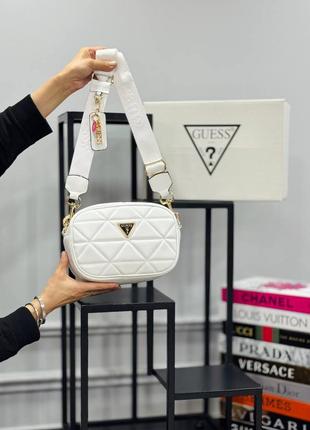 Сумка белая стеганая женская в стиле  guess сумка маленькая гесс сумочка клатч кросс-боди