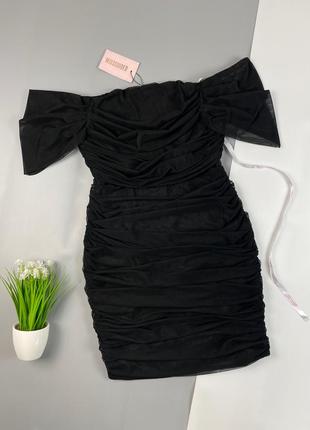 Черное платье с открытыми плечами missguided