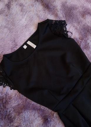 Чорне плаття з защепами і мереживом3 фото