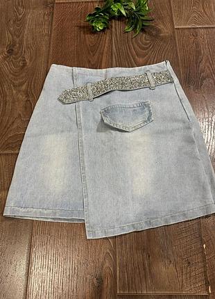 Стильна блакитна джинсова міні-спідниця на запах .