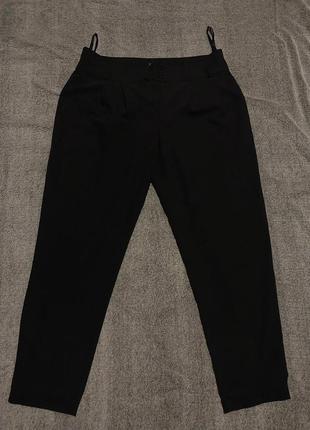 Жіночі брюки в чорному кольорі