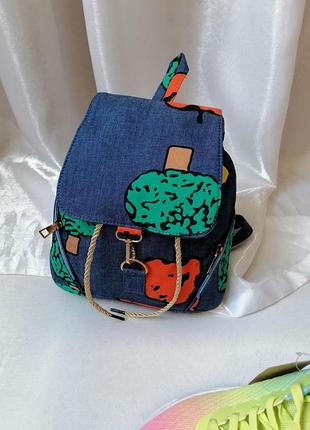 Класний стильний джинсовий рюкзак з принтами підійде під будь-який одяг дуже круто виглядає