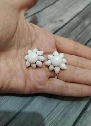 Вінтажні наборні кліпси west germany з молочного скла