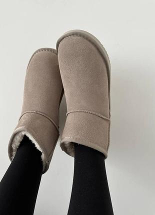 Женские угги бежевые ugg mini latte lacquer9 фото