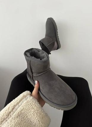 Женские угги серые ugg mini graphite grey lacquer premium3 фото