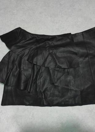 Базовая черная юбка мини под кожу с воланами2 фото