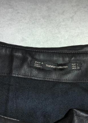 Базовая черная юбка мини под кожу с воланами3 фото