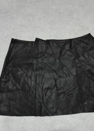 Базовая черная юбка мини под кожу с воланами4 фото