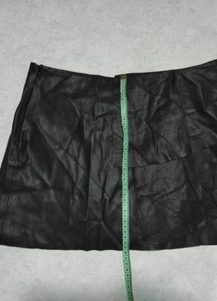 Базовая черная юбка мини под кожу с воланами5 фото