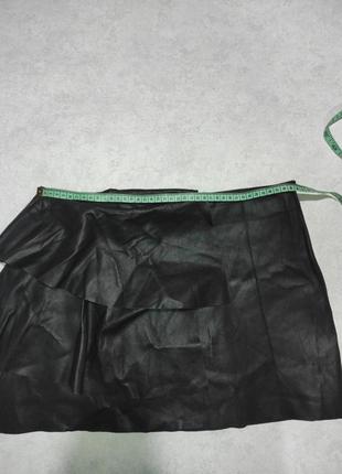 Базовая черная юбка мини под кожу с воланами6 фото