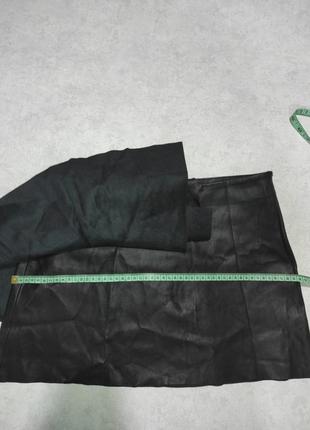 Базовая черная юбка мини под кожу с воланами7 фото