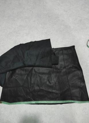 Базовая черная юбка мини под кожу с воланами8 фото
