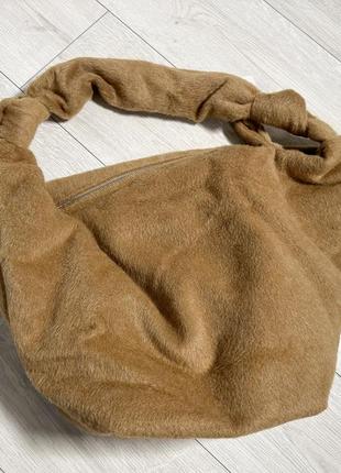 Сумочка с узелками на ремешке светло-коричневая трендовая сумка mango из ткани мягкая
