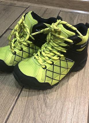 Яркие ботинки